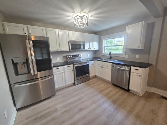 Photo - Adorable, remodeled 3br/2ba house close to...
