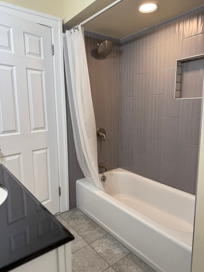 Tub/Shower - 2315 Park Ave