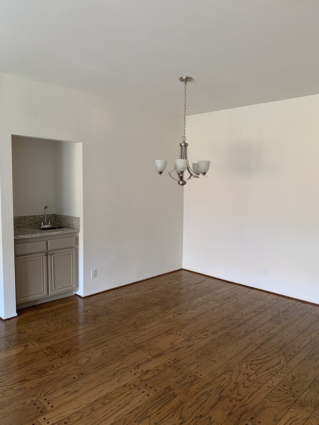 Dining Room w/ Wet Bar - 8180 Manitoba St Unit 253