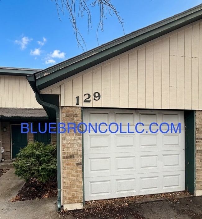 Building Photo - Spacious 2 Bedroom unit for a great price!