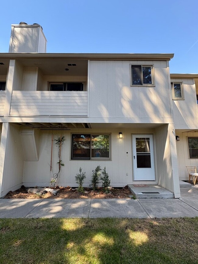 Building Photo - 2 Bed/2.5 Bath Townhome with Garage, Pool and Tennis Court