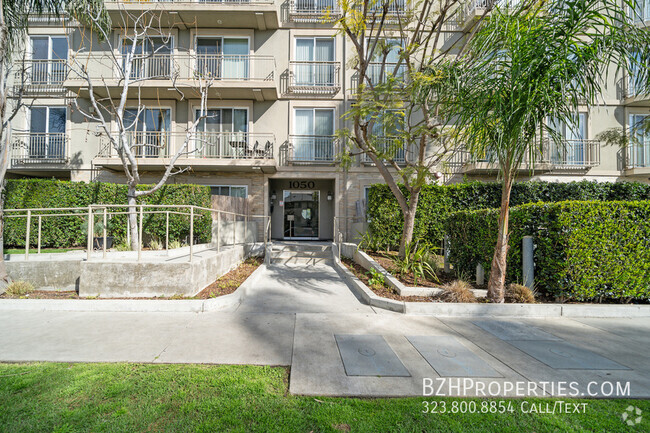 Building Photo - Beautiful 2 Bedroom 3 Bath Condo In Pico/B... Unit 305