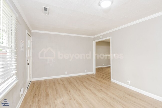 Photo - 935 James Ave