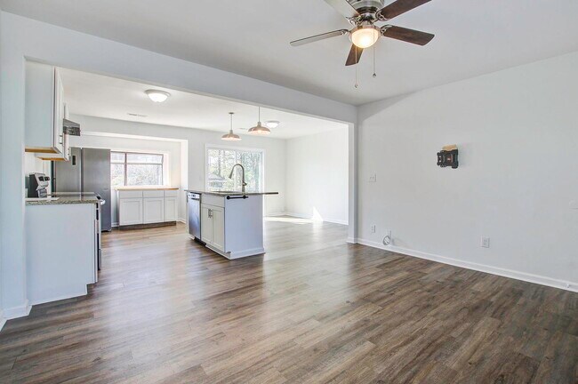 Photo - 605 Michigan Ct