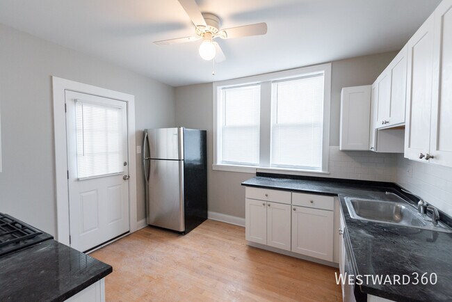 Building Photo - 4344 N Mozart St Unit 2E