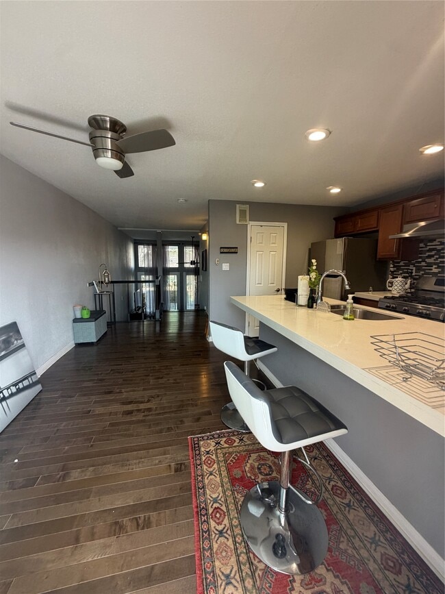 Building Photo - 702 N Holiday Dr Unit 3