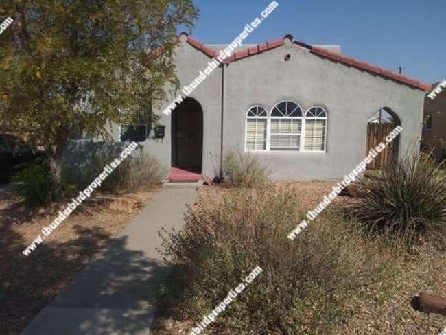Building Photo - 2 bedrooms, 1 bath, fenced yard near CNM, UNM Rental
