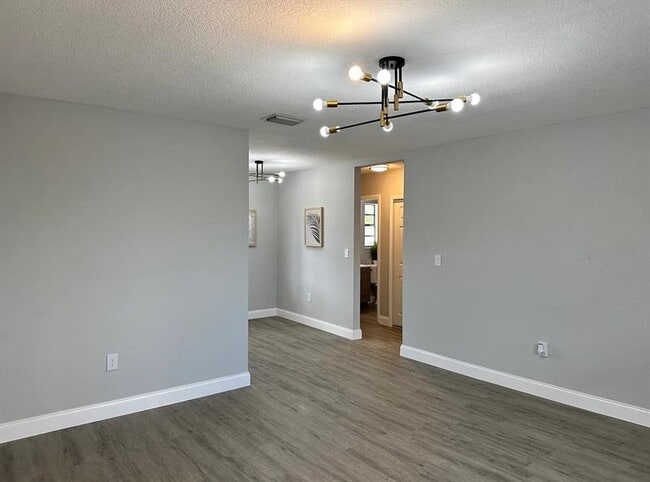 Building Photo - 110 SE 7th St Unit 3 Rental