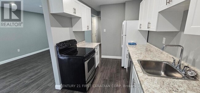 Photo - 1005 Lanark Pl