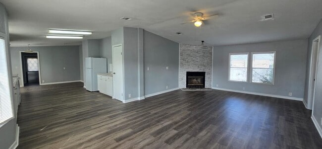Photo - Newly renovated 4/3 property with fenced i...