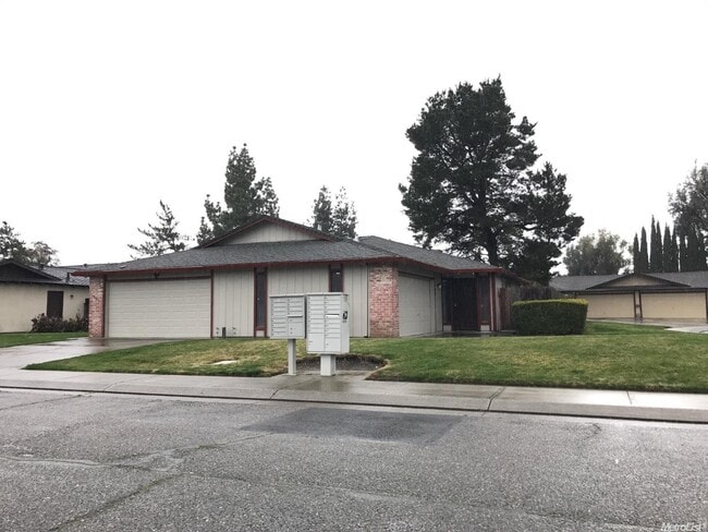 Building Photo - 1541 Silver Creek Cir Unit 1541