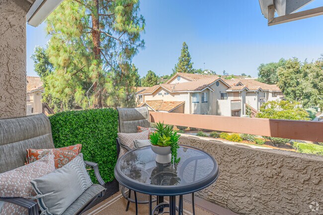 2BR, 2BA - 918SF - Balcony