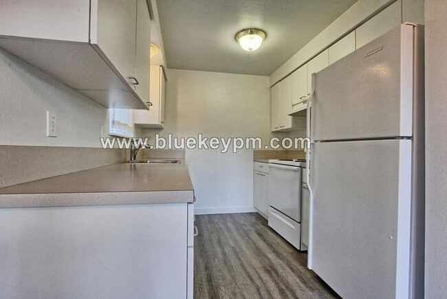 Photo - 2 Bed, 1 Bath Duplex with Fully Fenced Yard at SE Holgate Blvd and SE 70th Ave