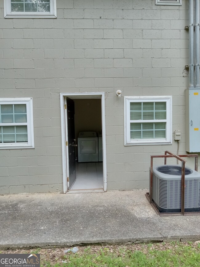 Photo - 526 N Oak St Apartment