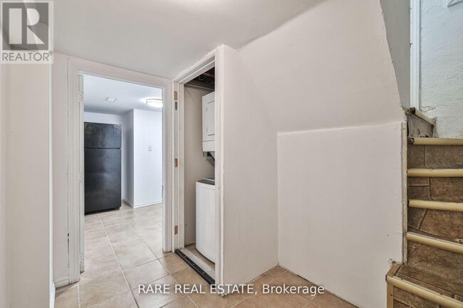Photo - 627 Sheppard Ave W