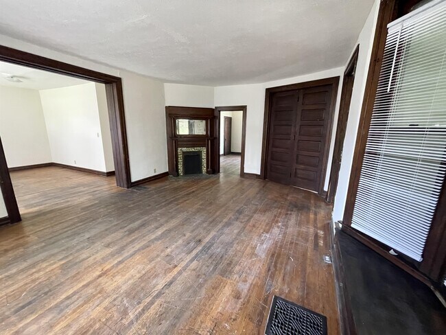 Photo - 321 N Indiana Ave