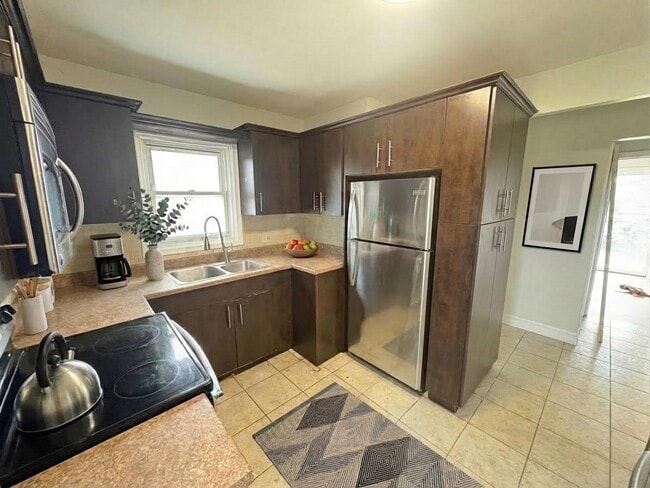 Photo - Fully Finished 3 plus den on East Mountain