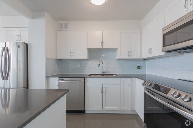 2BR, 1BA - 837SF - Kitchen