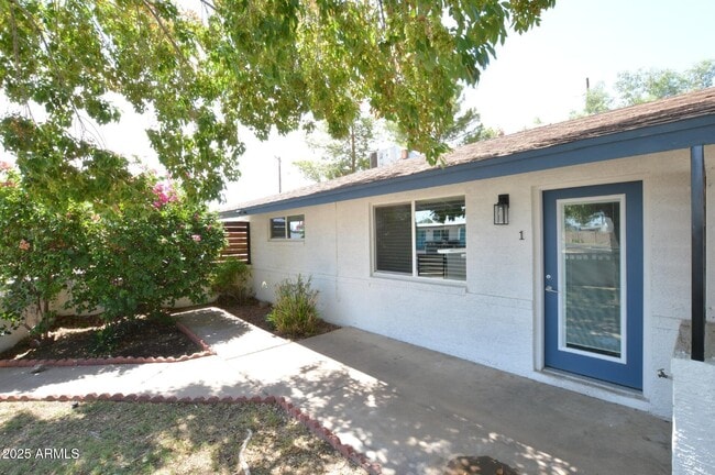 Building Photo - 1202 E Kaler Dr Unit 1