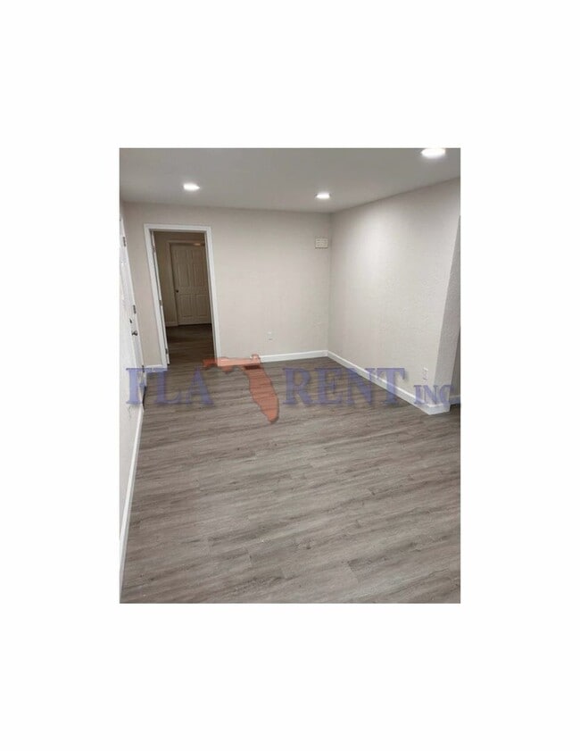 Photo - 4/2 Bungalow in Geneva!!