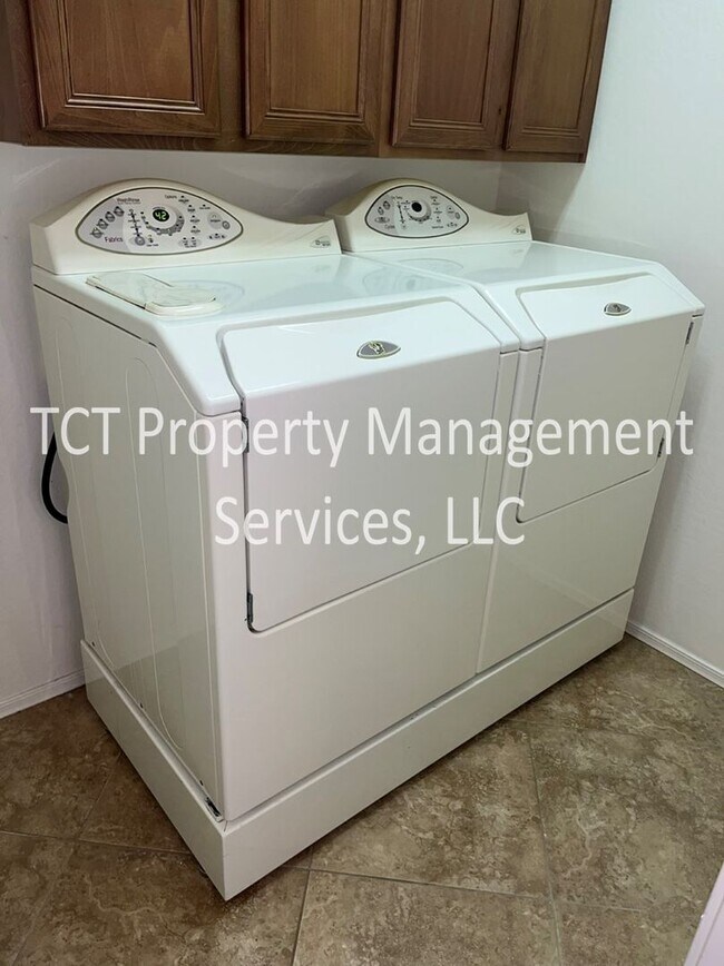 Photo - Beautiful 3 Bedroom Home In Shamrock Estates!