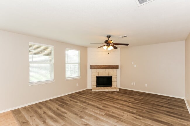 Photo - 413 Emerald Creek Dr