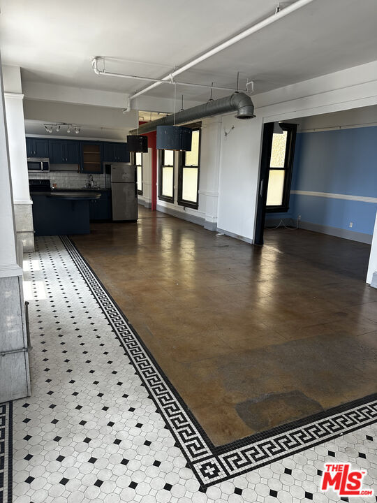 Photo - 108 W 2nd St Unidad 607