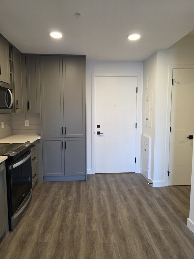 Photo - 350-3350 Livingston Common NE