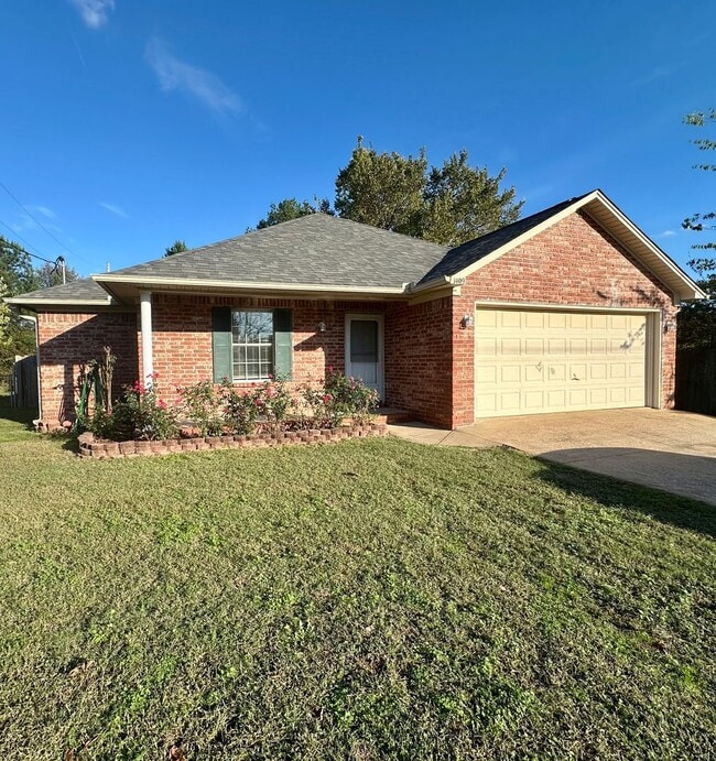 Building Photo - Welcome to this charming 3-bedroom, 2-bath...