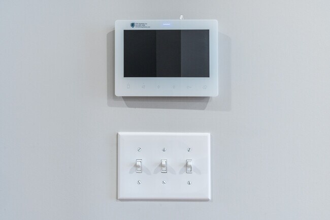 intercom and buzzer - 1331 S 17th St Apartamentos