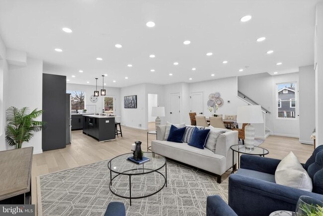 Photo - 2932 Yost Pl NE