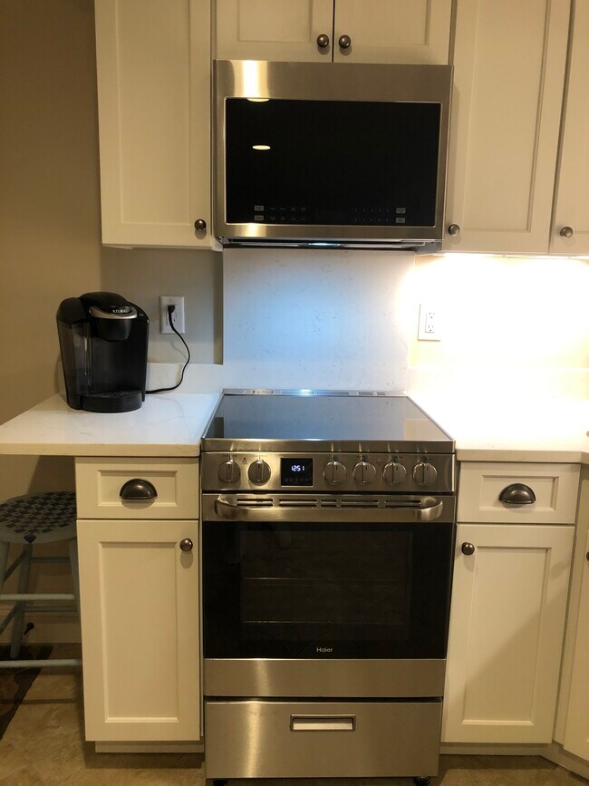Stove and microwave, which vent to exterior - 815 Howard St Unit B