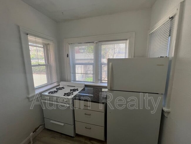 Building Photo - 4443 Pershing Ave Unit 2W Rental