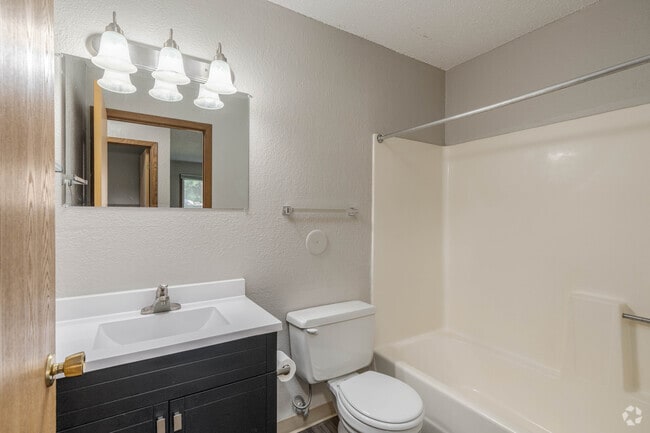 2 habitaciones, 1 baño - 780 pies cuadrados - Baño - Valley View Apartments