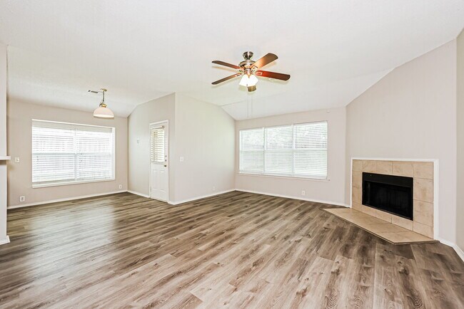 Photo - 322 Oakhurst Dr