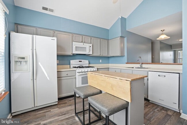 Photo - 496 Revere Dr