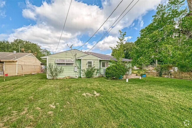 Building Photo - 4870 Clover St Rental