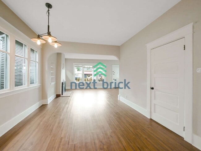 Photo - 3 Bed and 1 Bath Beautiful Duplex is Available for Rent!