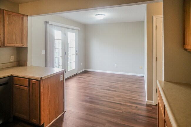 De la cocina al comedor - 3709 S Cramer Cir