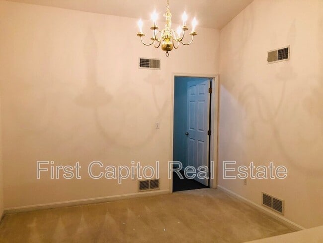 Photo - 49 Eastwick Ln