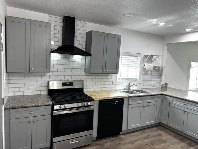 Photo - 1532 N Calaveras St