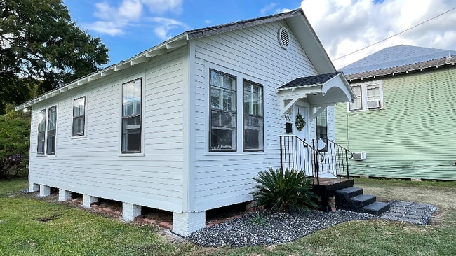 Photo - 808 Gordon St