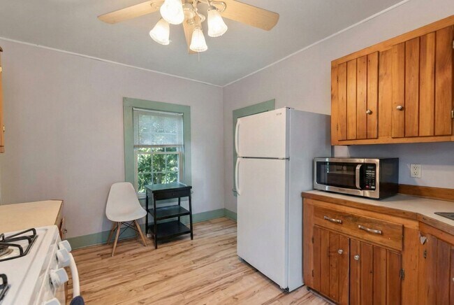 Photo - 30-32 Sherman St - Lakefront Living, Right in the Heart of Burlington Unit 30-2