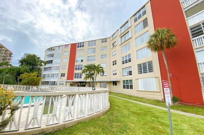 Building Photo - 1475 NE 125th Terrace Unit 307-BI