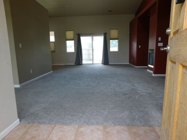 Photo - 566 Garnet Dr