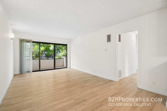 Building Photo - 7540 Hampton Ave Unit 202