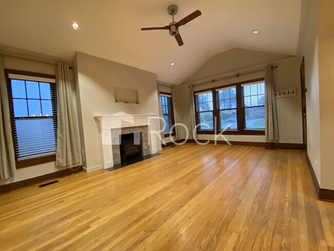 Photo - 2 Bedroom 2 Bathroom plus Bonus Room with ALL Appliances Included