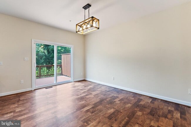 Photo - 555 English Oak Ln