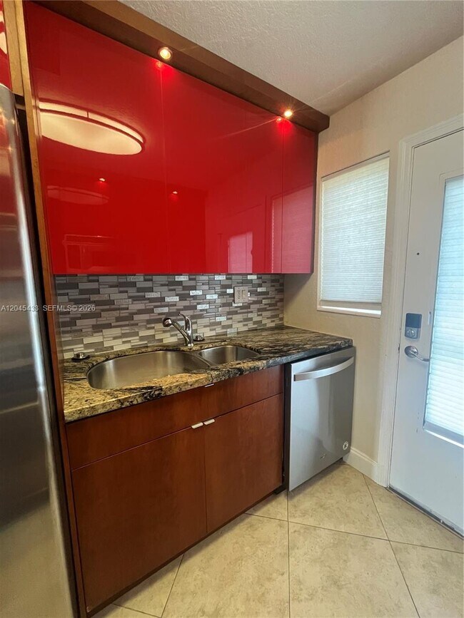 Photo - 3923 NE 166th St Unidad N-106