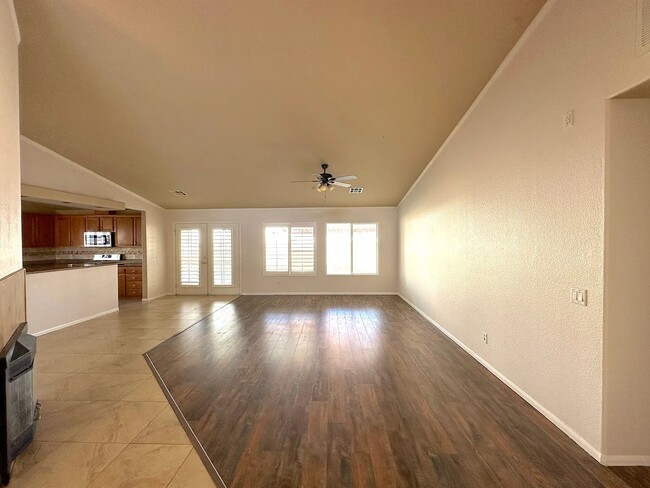 Photo - 5601 Ave